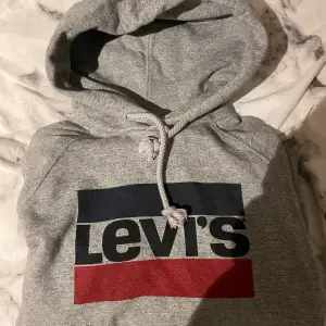 oanvänd Levis hoodie, jätte bra skick!