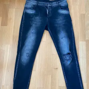 Äkta Dsquared2 jeans i bra skick till ett skit bra pris. Säljer pga dom inte passar mig längre