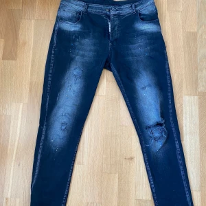 Äkta Dsquared2 Jeans - Äkta Dsquared2 jeans i bra skick till ett skit bra pris. Säljer pga dom inte passar mig längre