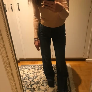 Jeans  - Mörkblåa jeans dom är väldigt stretchiga o passar både storlek 36-38 använda 1 gång så nyskick säljer då dom inte kommer till användning
