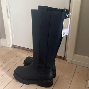 Knee High boots - Aldrig använda, storlek 38.  Slutsålda. Köpta för 500kr 