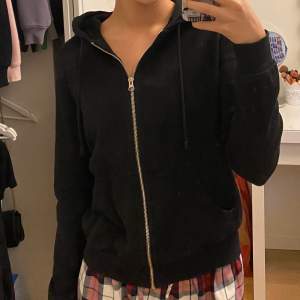 svart zip-up hoodie från h&m! fint skick. 