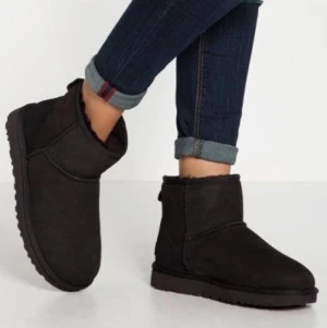 Svarta uggs mini II - Svarta äkta uggs i storlek 39 💘 Använda förra året ibland men ändå okej skick därav priset! Kan skicka fler bilder om man vill. Nypris ca 2000kr mitt pris 750kr 💗