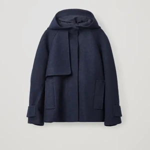 Cos kappa - Kort mörkblå ullkappa från Cos. Köpt förra året för 1800, som nu har precis varit inne på kemtvätt!!❤️‍🔥❤️‍🔥