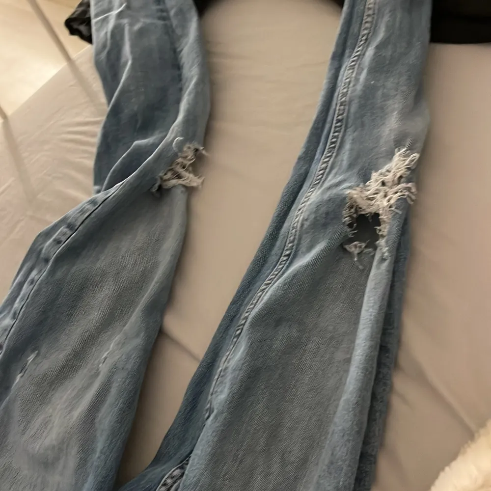Blåa tajta jeans med hpl vid knäna. Bekväma men små för mig❤️. Jeans & Byxor.