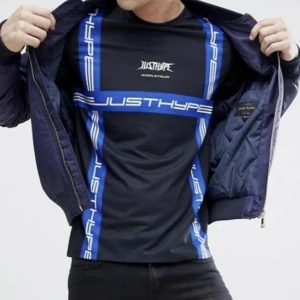 Ny Just Hype T-shirt, blå kontrast detaljer Strl L - Aldrig använd, lapp kvar. Mönstret är likadant på baksidan. Frakt med frimärken och direkt swish till mig 39kr, välj ej Köp Nu isåfall. Samfraktar för minsta möjliga frakt kostnad för dig. Kontakta mig angående detta