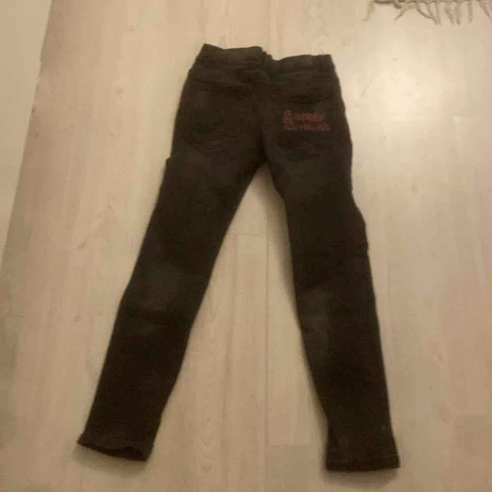 Svarta byxor baggy när man sätter på sig den . Jeans & Byxor.