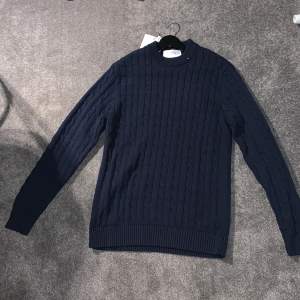 Detta är en oanvänd mörkblå tröja/blus i topp skick med org priset av 600kr