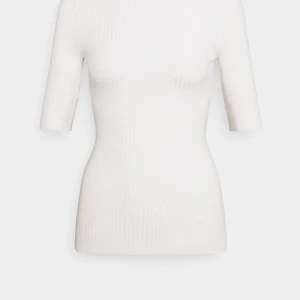 Vit top - Vit polo topp med korta ärmar från zalando i storlek S prislappen finns även kvar, aldrig använt.💞