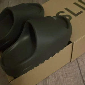 Adidas yeezy slide  - Strl 37 ganska små i storleken helt nya, för små för mig därför jag säljer dom 