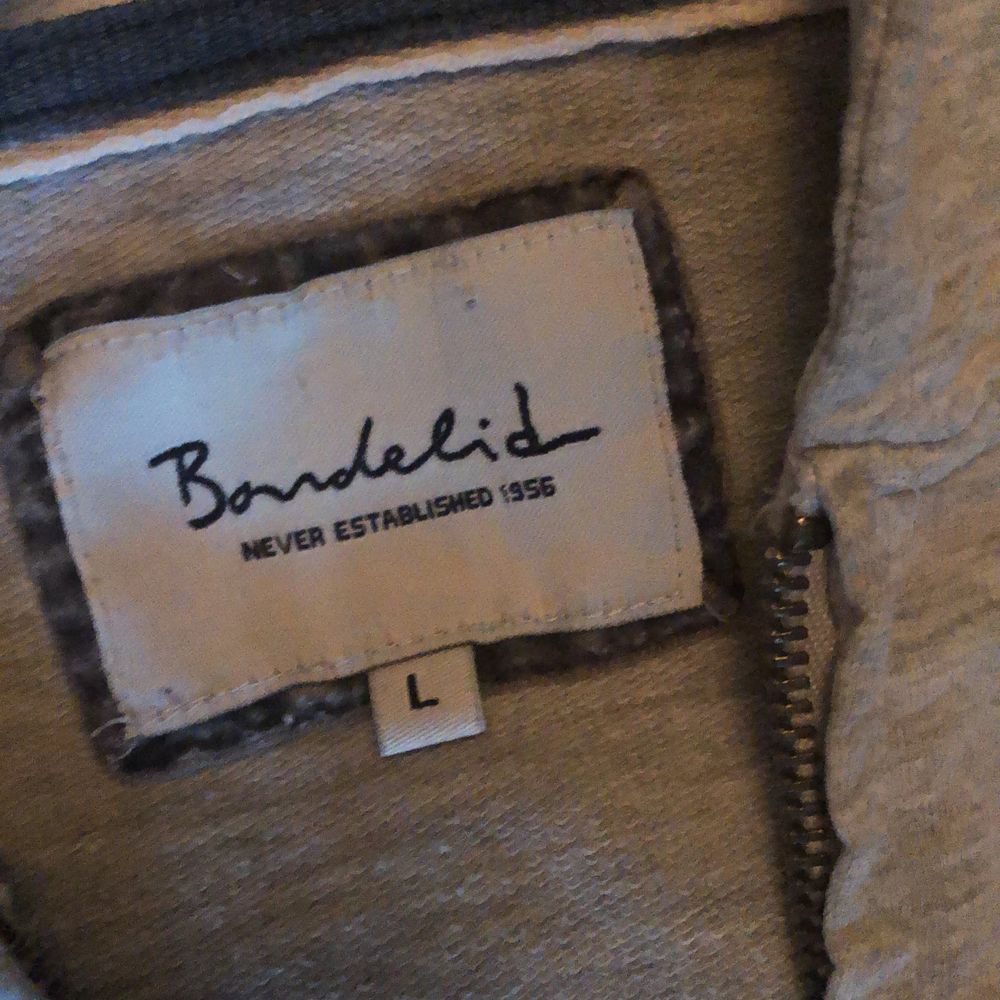 En superfin Bondelid zip hoodie som är i storlek L men passar mig som brukar ha S:). Tröjor & Koftor.