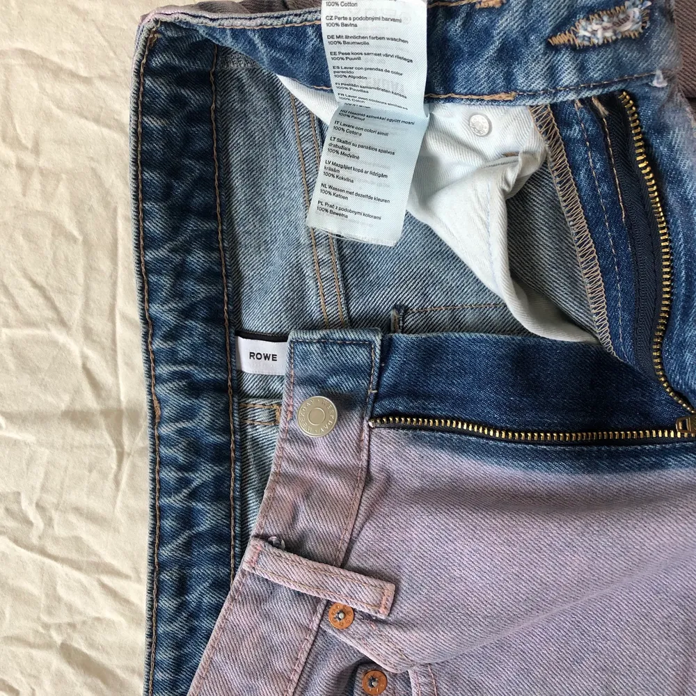 Skitsnygga lila jeans från Weekday i modellen Rowe. De är färgade lila ”utanpå”det blå jeanstyget, så de är blåa på insidan och kommer troligtvis bli blåare ju mer man använder och tvättar dem. Sparsamt använda av mig och endast tvättade en gång. . Jeans & Byxor.