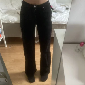 Byxor  - svarta Manchesterbyxor från bikbok storlek 34, använda 2 gånger så dem är i nyskick! Säljer då dem inte kommer till användning 🤍 pris kan diskuteras🤍 (nypris 449kr)