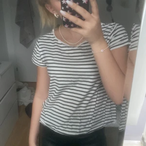 Randig t-shirt  - Söt randig t-shirt från hm storlek s, knappt använd ny pris 149kr🤍(använd ej köp direkt funktionen)