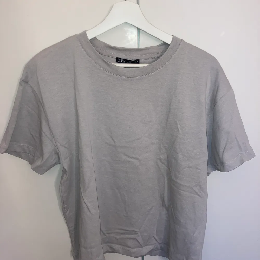 En basic t-shirt från Zara. Ny skick, aldrig använt, lappen finns till och med kvar.. T-shirts.