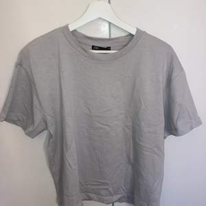 En basic t-shirt från Zara. Ny skick, aldrig använt, lappen finns till och med kvar.