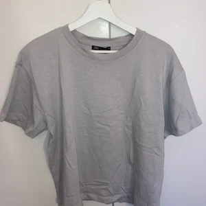 T-shirt - En basic t-shirt från Zara. Ny skick, aldrig använt, lappen finns till och med kvar.