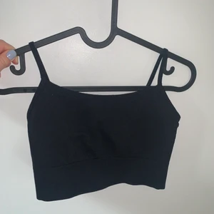 Yoga topp - Yoga topp/ sport bh utan vaddering från arket. Storlek xs. Aldrig använd men är lite dammig då jag köpte den för något år sedan. nypris ca 249kr. Perfekt för träning en varm sommardag!😍