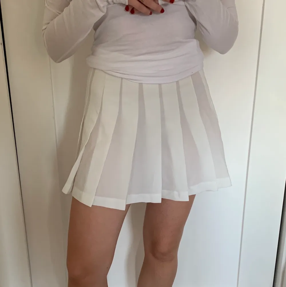 En perfekt vit tenniskjol som är så skön och luftig!. Kjolar.