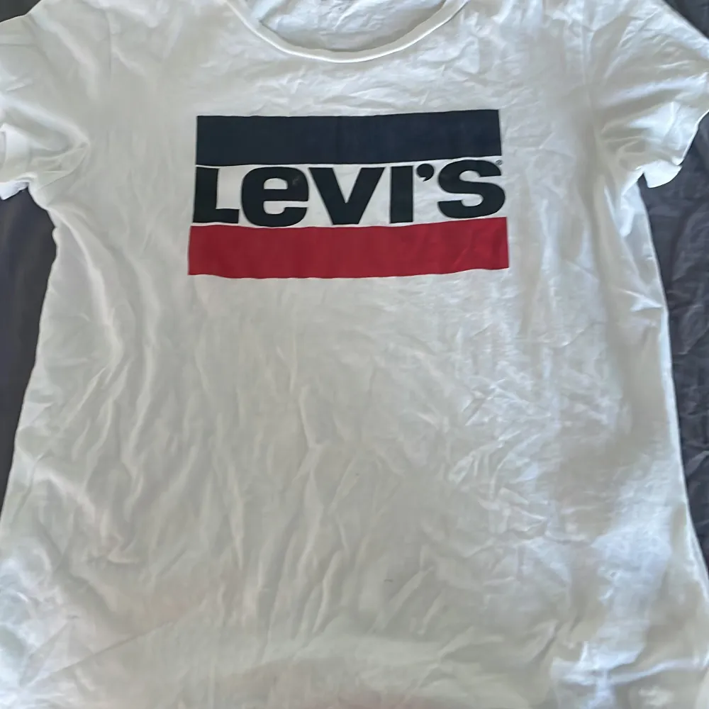 En Levis t-shirt, nästan aldrig andvänd max andvänt 3 gånger. Ny skick. 300 kr nypris mitt pris 150 står ej för frakt. T-shirts.