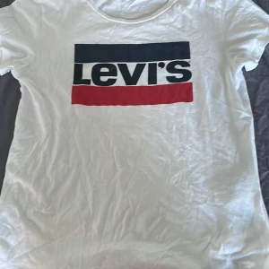 Levis t-shirt - En Levis t-shirt, nästan aldrig andvänd max andvänt 3 gånger. Ny skick. 300 kr nypris mitt pris 150 står ej för frakt