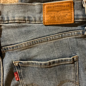 Levis jeans - modell 312 ”shaping slim” i storlek 28 Använda 2 gånger Sitter lite lägre i midjan