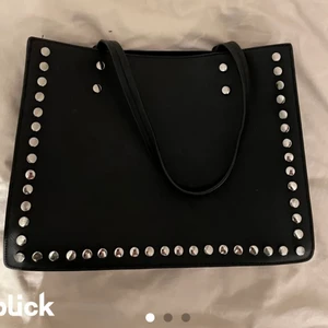 Väska! - Säljer denna superfina väska från zara med nitar på 😚 kan tänka mig att sänka priset vid snabb affär. 