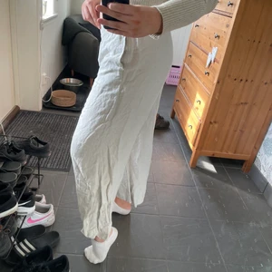 Beiga linnebyxor!!  - Ett par supersköna linnebyxor i färgen beige. Säljer dom pga tycker dom är för korta på just mig. (173cm) 