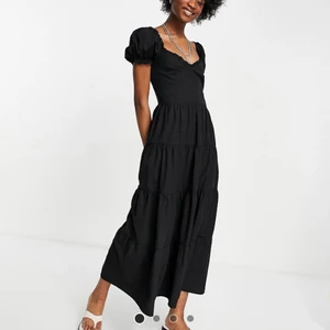 Blå sommarklänning - Säljer denna oanvända sommarklänningen från asos i stl xs! Säljer pga att den va lite för lång på mig som är 150, så skulle passa runt 160-175 (som hon på bilden.) fraktar eller möts upp i Gbg🫶🏽☺️