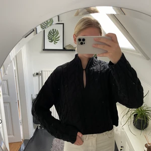 Svart tröja från NA-KD - En croppad stickad tröja från NA-KD. Tröjan är väl använd och är i hyfsat bra skick. Jag är 174 cm lång och den är lite för liten för mig. 