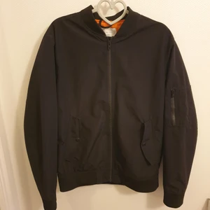 Bomberjacka Jack & Jones - Jättefin svart bomberjacka från Jack & Jones stl M i nyskick