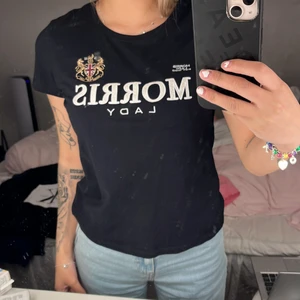 Morris t-shirt - En svart Morris t-shirt i storleken Xs men passar även S. 