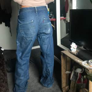 Stora snygga Levis jeans köpta från sellpy. Kan ha higwasted men också låga! Modellen är 172 cm.