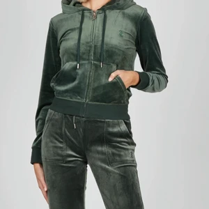 Juicy couture tröja  - Intressekoll på min juicy couture tröja i färgen Dark moss, storleken är M. Knappt använd, ingen täcken på användning, och den är helt slutsåld på nätet. Den har såklart en luva om det inte är tydligt. Kom privat om du är intresserad och för mer bilder!💓💓