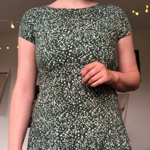 Grön klänning - Grön klänning med vitt lite prickigt mönster! Inköpt på weekday i Hamburg, mycket mycket fin! Har en diskret snörning i ryggen för lite extra detalj