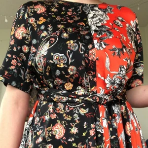 Blus i flera färger - Lite craycray men fin blus inköpt på secondhand, har band i midjan ifall man vill knyta. Blusen är lite längre på ena sidan än den andra, väldigt snygg! Storlek lite oklart men skulle säga typ 38/40!