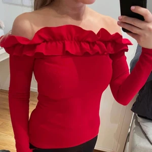  Nelly topp tröja volang  nly trend - Volang tröja från Nelly (NLY trend) Str xs. Använd endast en gång    Finns i Södertälje fraktas även 