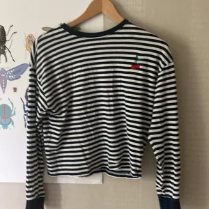 Långärmad tunn tröja - En super söt långärmad tröja från Hm som har ett litet körsbärsmärke på bröstet. De har också ett pyttelitet hål på axeln och om kunden vill så sänks priset självklart 🥰