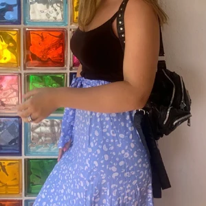 Lång somrig kjol🫶💗🥂 - Somrig blå lång kjol med justerbara band till midjan💗🧚 Storlek M🤍 Säljs för 150kr❤️ Nyskick👼🏼