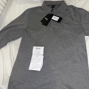 Hugo boss - Hugo boss tröja som endast är testad 1 gång. Den har legat i Hugo boss påsen nu i 2 månader i mitt rum och slappat där. Kan inte lämna tillbaka den pågrund utav att jag köpte den från affären och det är 30 dagars retur… de 30 dagarna har redan gått. Killm