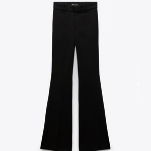 Utsvängda kostymbyxor - Utsvängda kostymbyxor från ZARA. Aldrig använda! Lappar kvar! Svarta - Strl M  Säljer pga lite för långa för mig. Är 164cm och dessa är ca 5cm för långa. Vid önskan kan jag skicka fler bilder.  Kan mötas upp eller posta.  Köparen står för fraktkostnad.😇