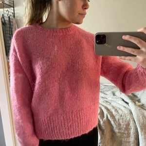 Två stickade tröjor för 100 kr! - Två stickade tröjor för 100 kr. En rosa och en blå, den blåa är med lite glitter i. Rosa är från HM i storlek S och den blåa är från BIKBOK i storlek S.