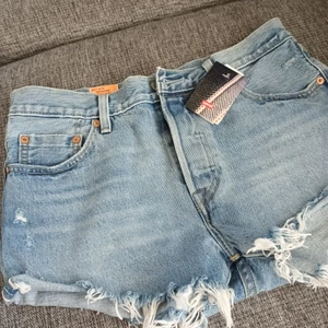 Levis shorts - Passar mig som har bådr small och medium Säljes nya och oanvända tags kvar på shortsen