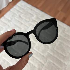 Stora fina solglasögon som är köpta utomlands😎  
