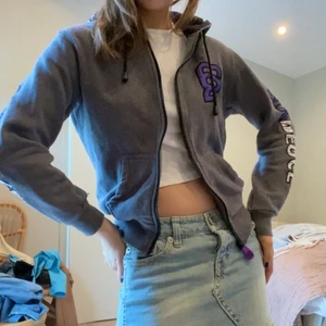 Cropad Hoodie  - Aldrig använd, storlek S-M. Lite cropad. Finns fler bilder. Bra skick 