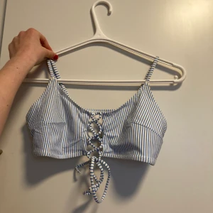 Bikiniöverdel - Jättefin bikiniöverdel från H&M, aldrig använd. Passar mig som kan ha allt från storlek 34-42 :) OBS!!!! FINNS OCKSÅ I EN MINDRE STORLEK (samma pris)