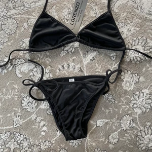 Svart bikini - Svart bikini. Helt oanvänd! Säljer på grund av att den är väldigt för liten för mig. Står storlek L men är en solklar XS och inte större. (Frakt: 26kr) 