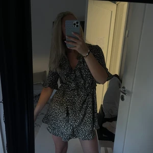 Blommig svart klänning - Klänning som är så himla snygg! Aldrig använd! Storlek S🖤