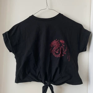 T-shirt  - Svart T-shirt från reclaimed vintage och säljs då den inte kommer till användning.