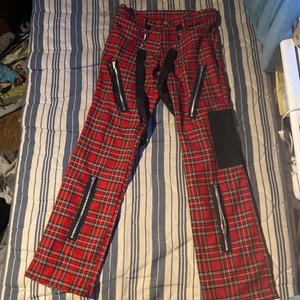 Size 30 - Det är tunna ganska långa snygga byxor, dom sitter tight över låren och midjan.